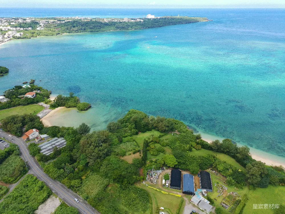 高清摄影 壁纸 自然 旅行 热带海岸的俯瞰图，海水呈现出碧蓝的颜色。