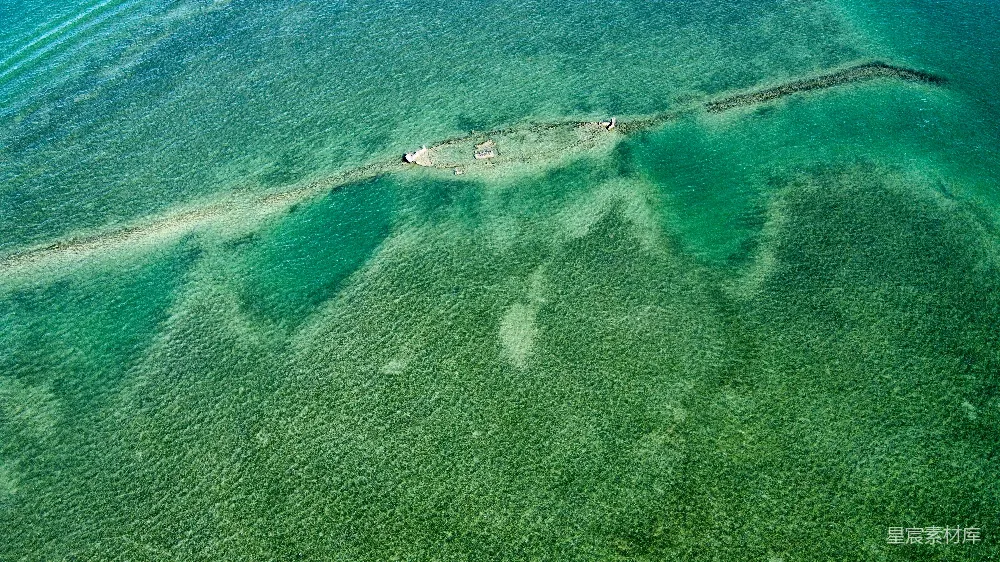 高清摄影  清澈湛蓝的海洋水下可以看到沉船残骸。