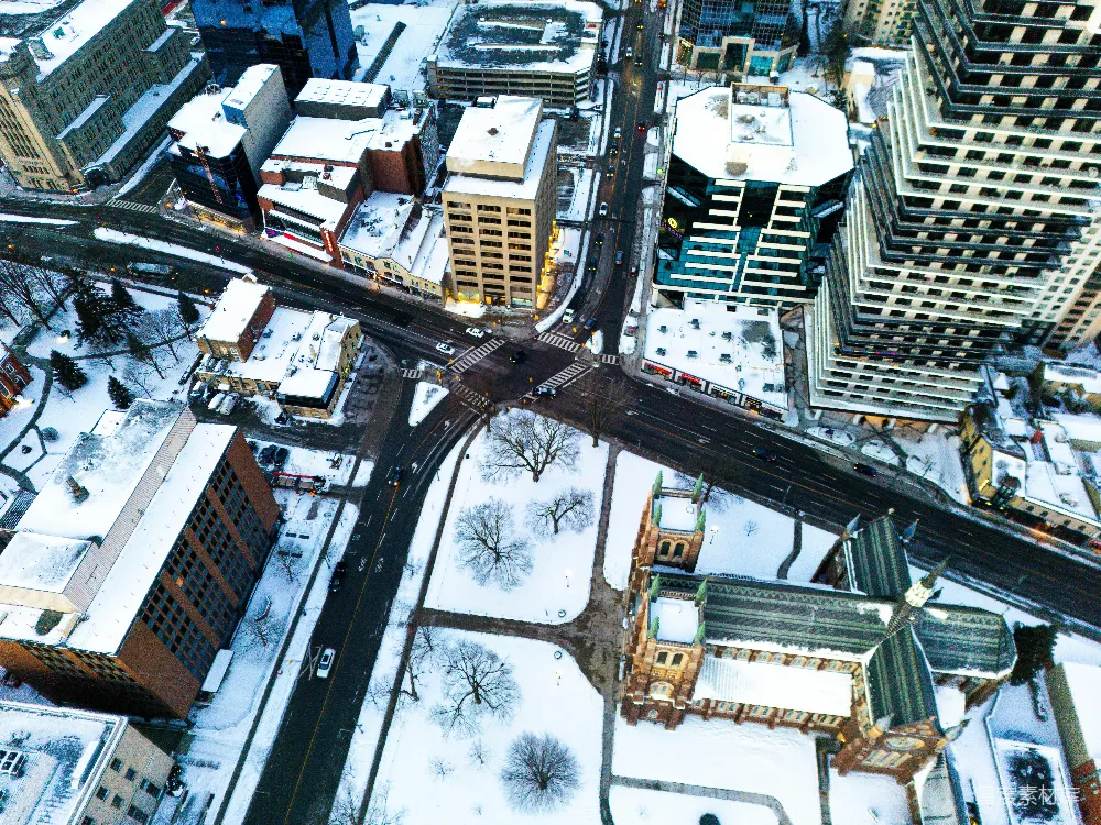 高清摄影  雪覆盖的城市十字路口的俯瞰图。