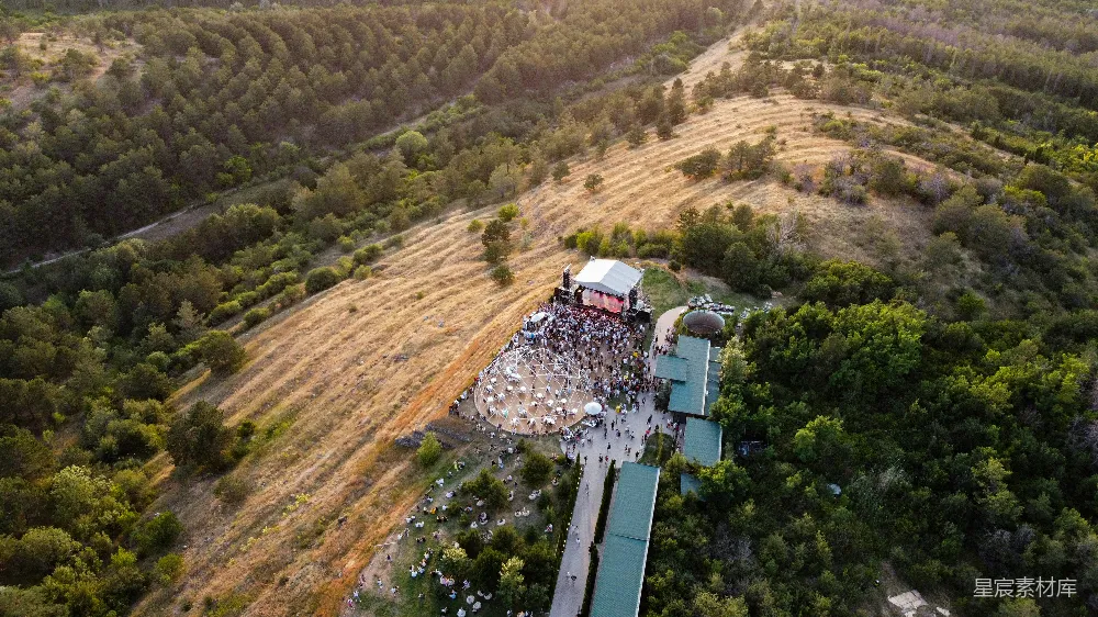 高清摄影 旅行 一张乡村房产的航拍图，显示了建筑物和树木。