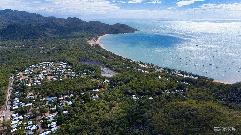 高清摄影  位于海边的郁郁葱葱的山峦之间的一个沿海小镇