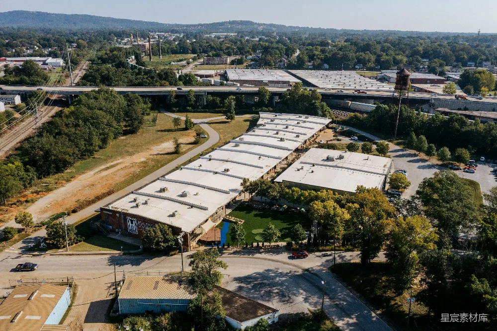 高清摄影  工业建筑和高架桥的空中俯瞰图。