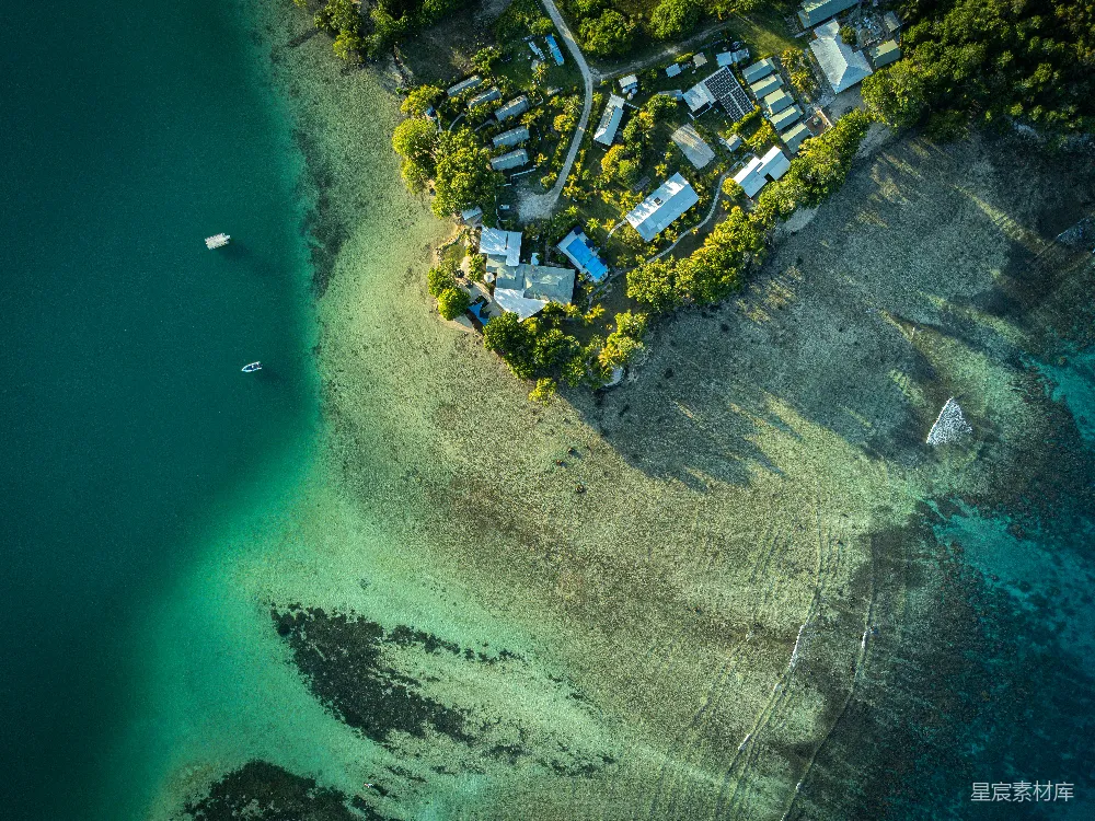 高清摄影 旅行 沿海村庄的鸟瞰图，水呈碧绿色。