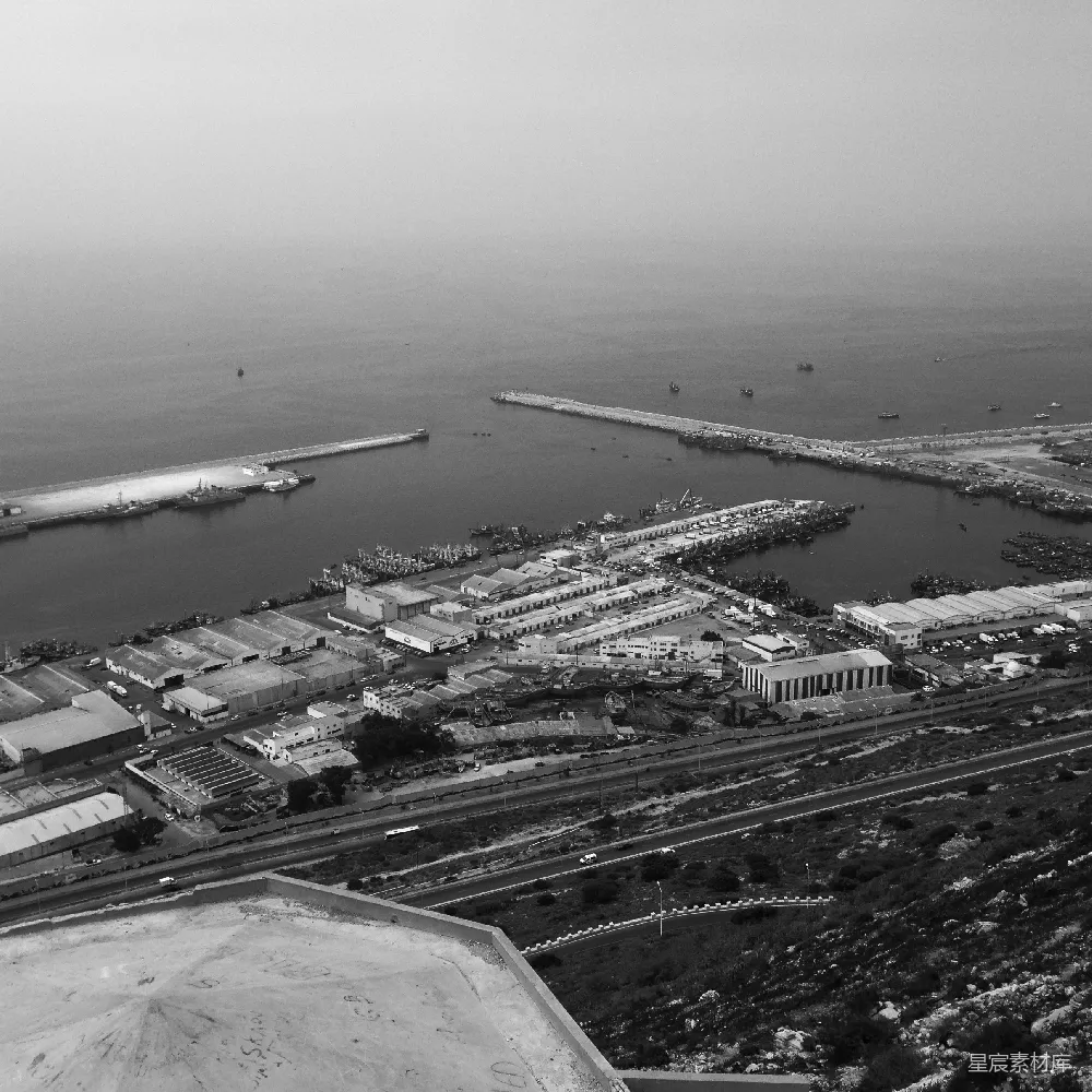 高清摄影  繁忙港口的空中俯瞰图，可以看到轮船和建筑物。