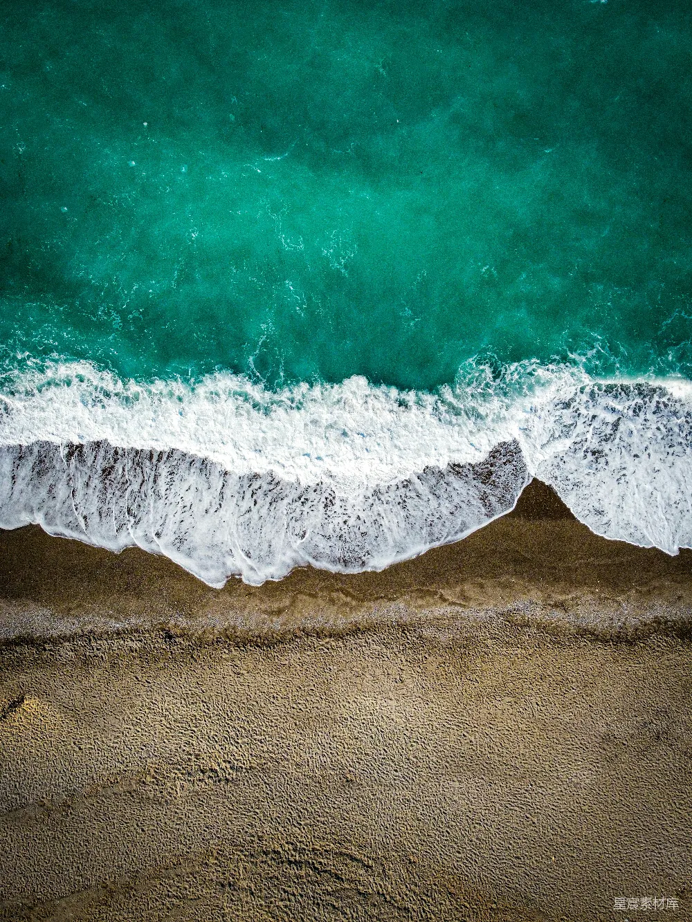 高清摄影  海滩上空的俯瞰图，海浪正冲向岸边。