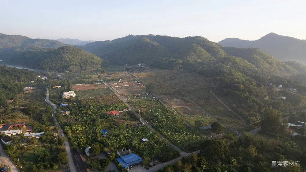 高清摄影  一张乡村地区的鸟瞰图，背景中可以看到山脉。