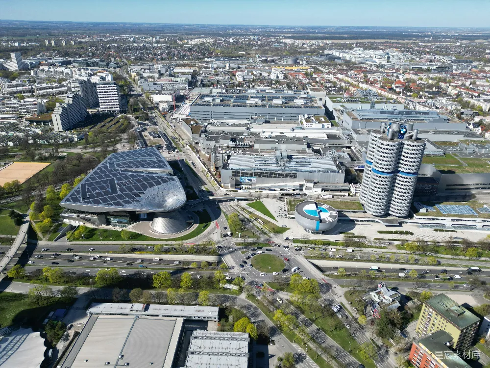 高清摄影 春天 一座现代化城市的空中俯瞰图，建筑物风格各异。