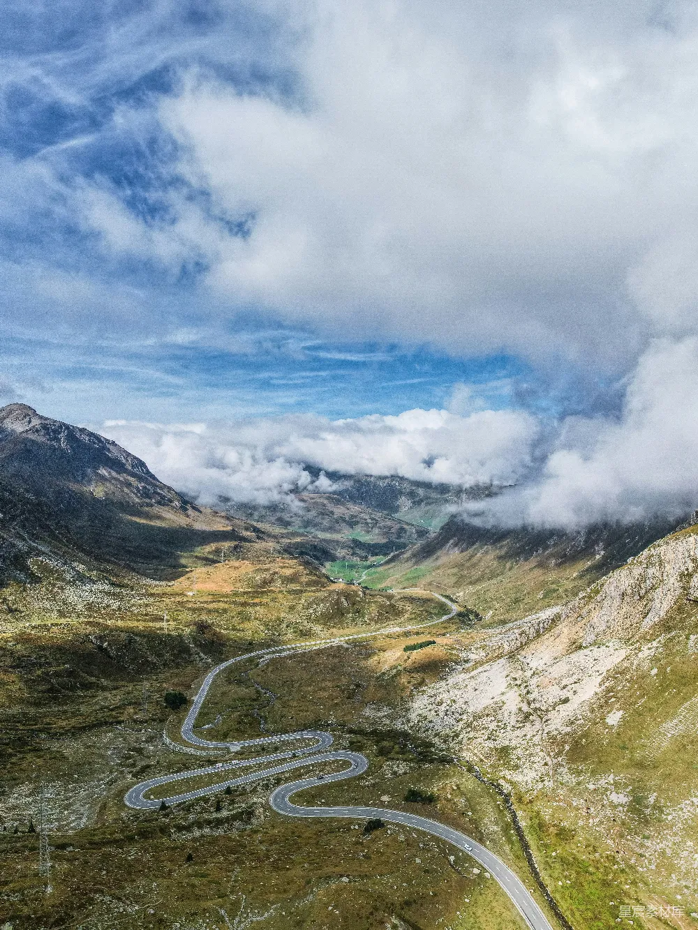 高清摄影  一条穿越山谷的小路