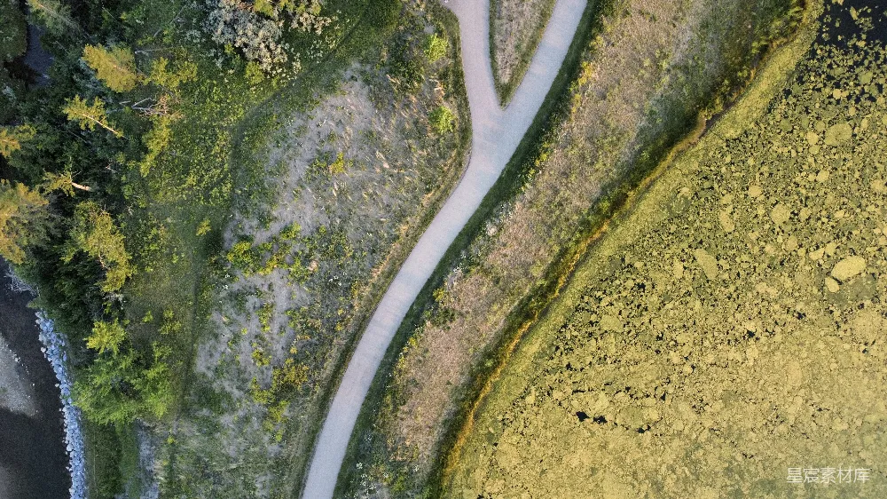 高清摄影  蜿蜒的小路穿过草地的俯瞰图。