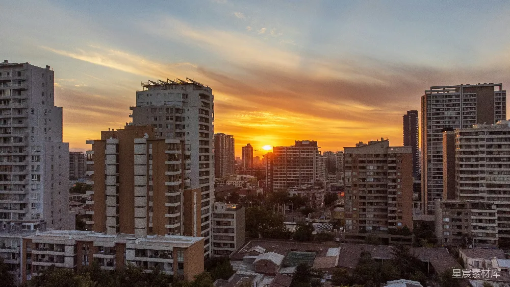 高清摄影  夕阳正照耀着一座高楼林立的城市。