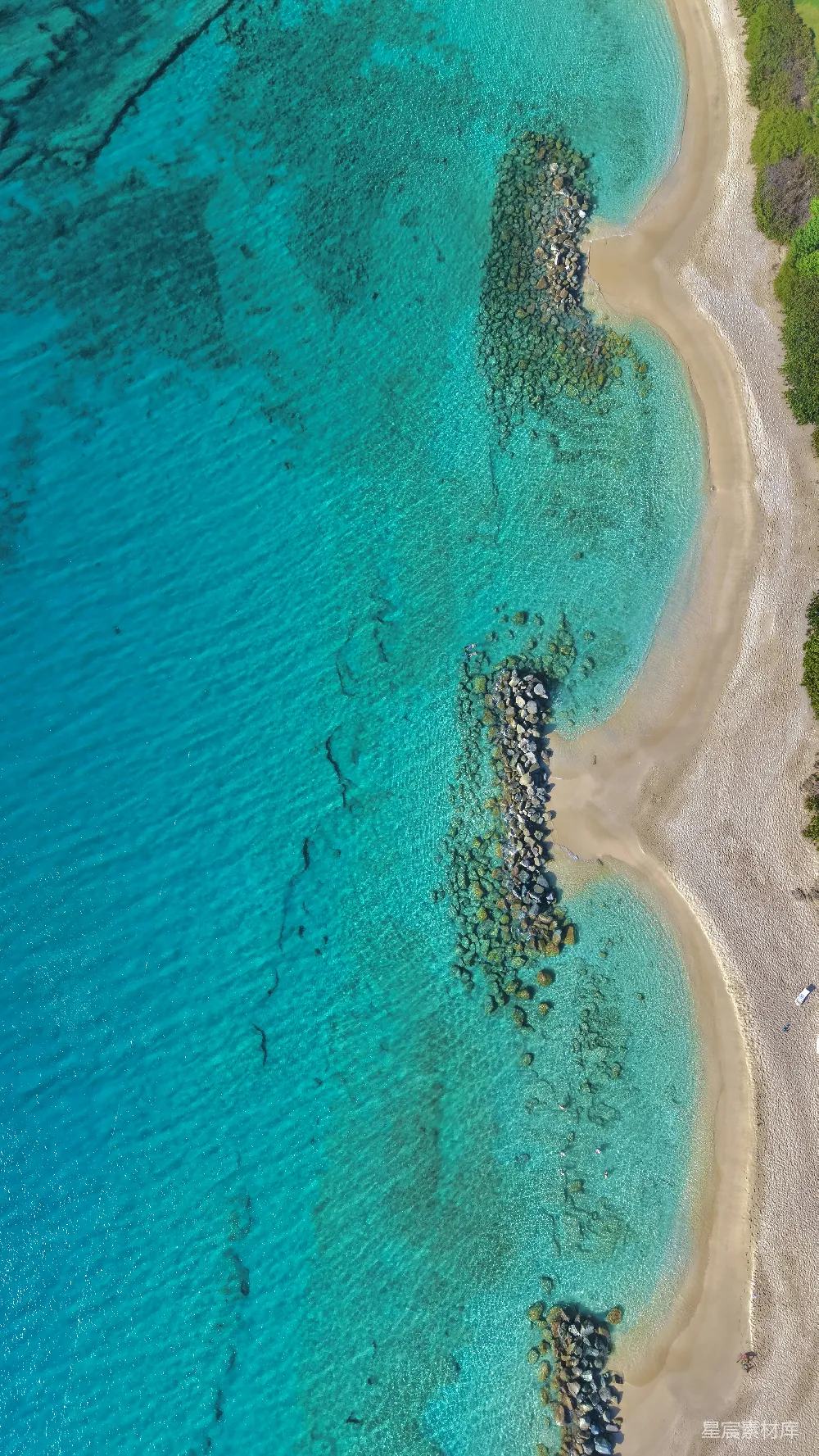 高清摄影  从空中看去，碧蓝的海洋、沙滩海湾和岩石码头交相辉映。