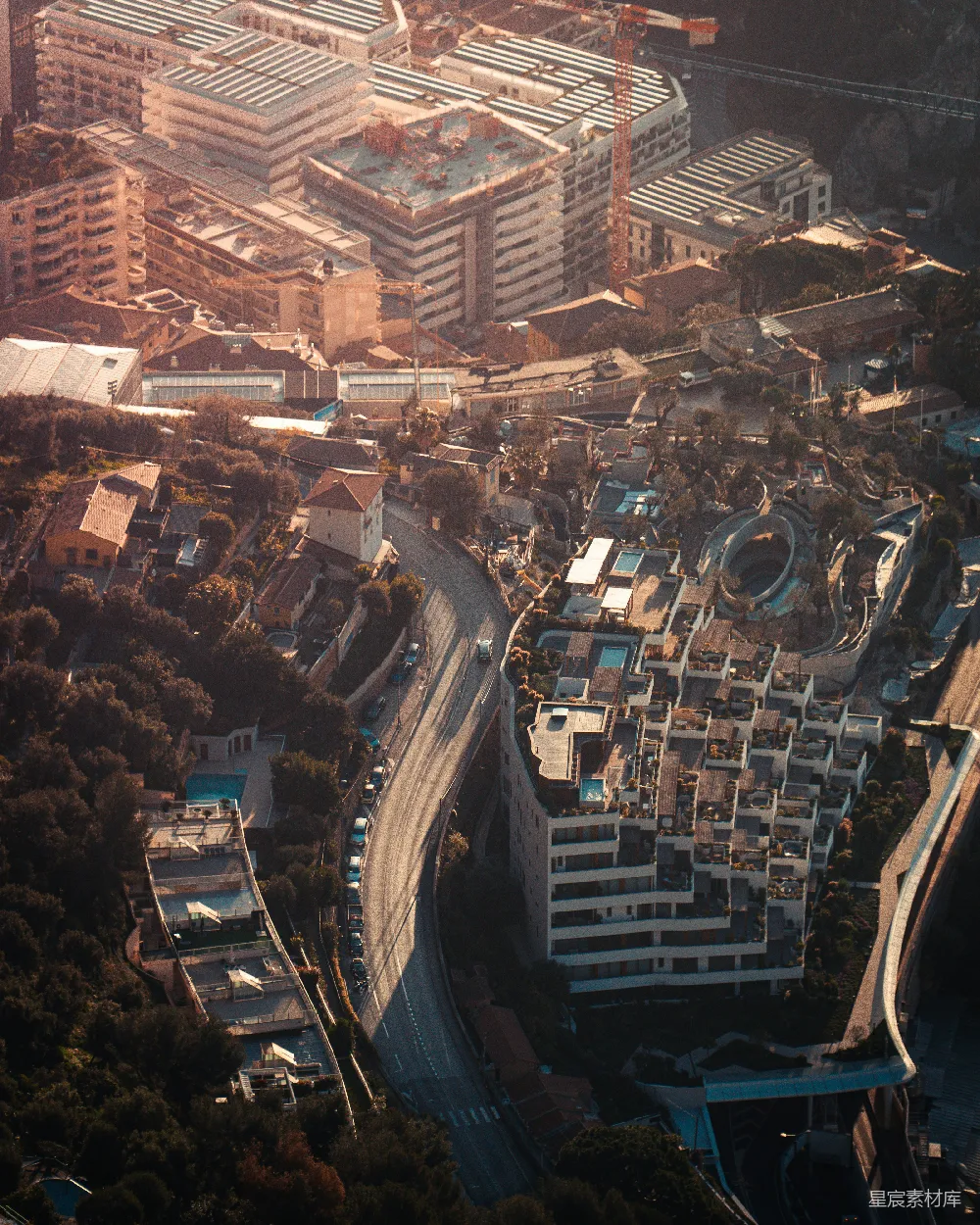 高清摄影  海岸城市的空中俯瞰，建筑物和蜿蜒的道路。