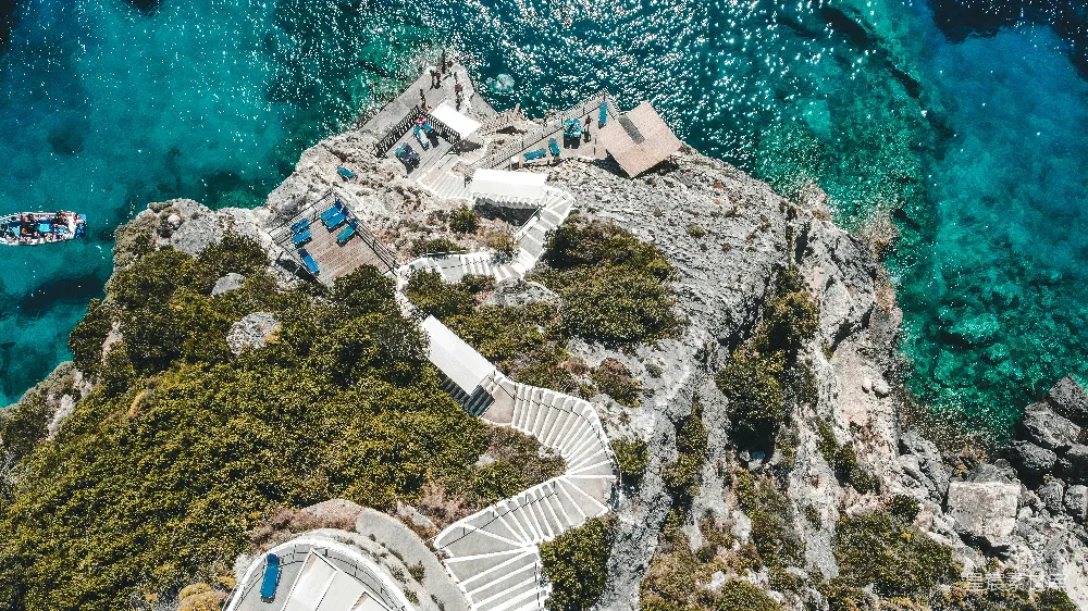 高清摄影  白天，水边附近一座白色混凝土建筑的空中俯瞰图