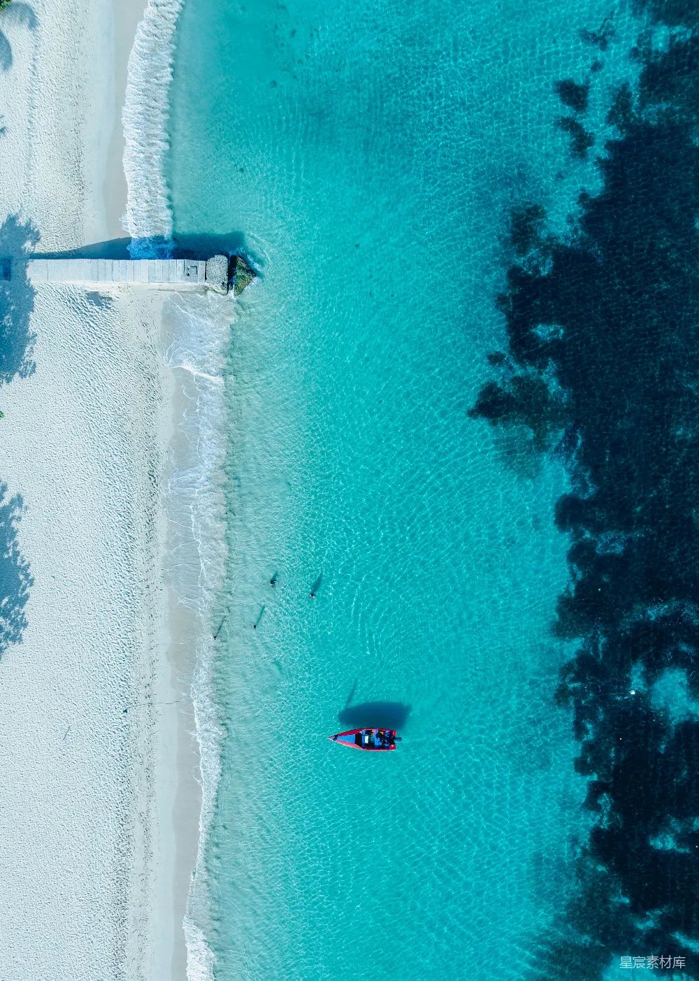 高清摄影  清澈湛蓝的海水中的船只俯瞰图。