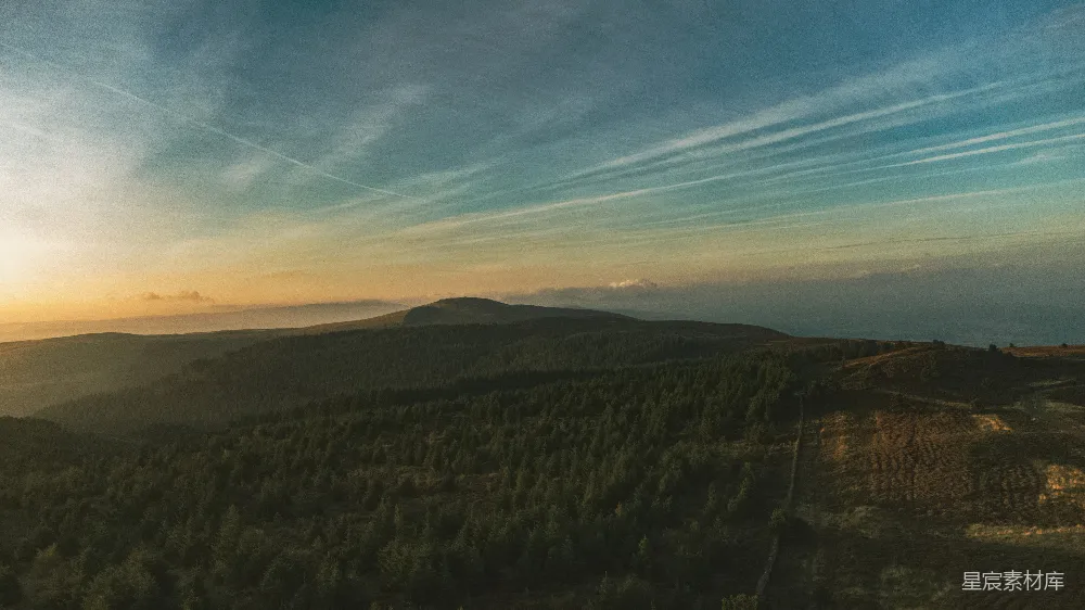 高清摄影  一个有山丘和蓝天的风景