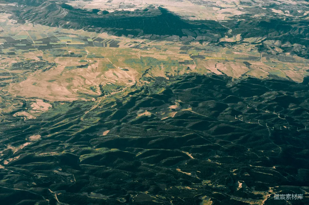 高清摄影  在阴影下的起伏山丘和山谷的俯瞰图。