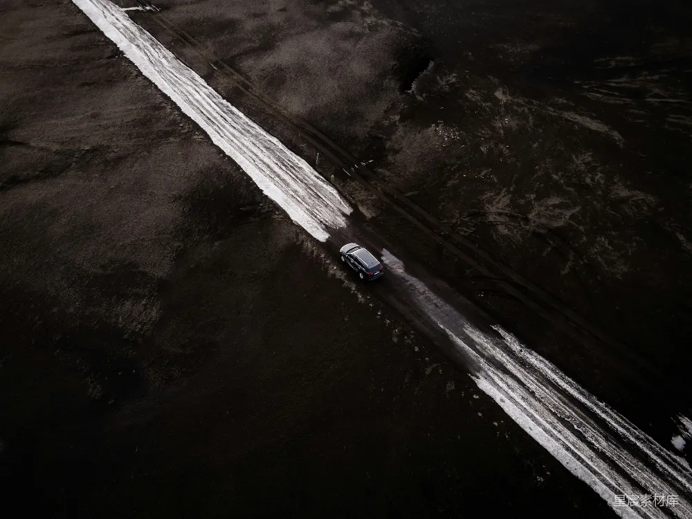 高清摄影 壁纸 空中俯瞰一辆汽车行驶在道路上的场景