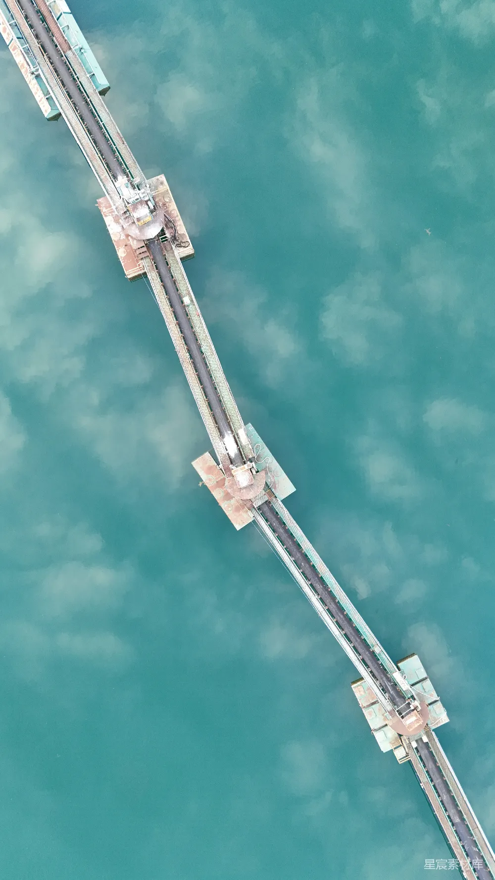 高清摄影  一座桥梁横跨在水域之上的空中俯瞰图