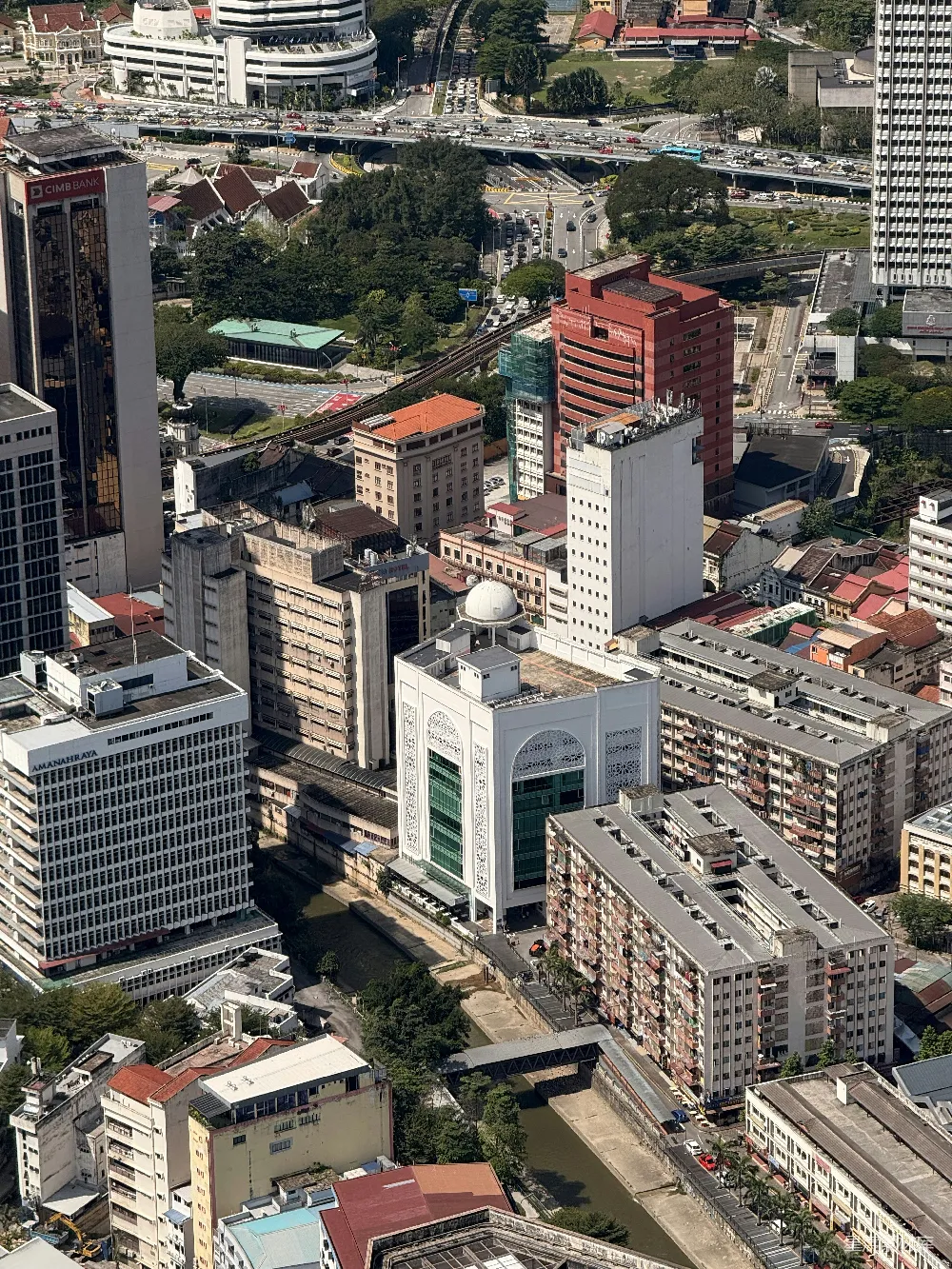 高清摄影  俯瞰一个密集的都市景观，现代建筑林立。