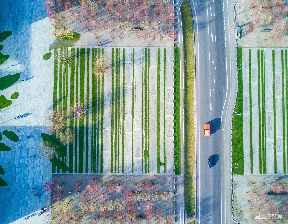 高清摄影  两张汽车在高速公路上的航拍照片