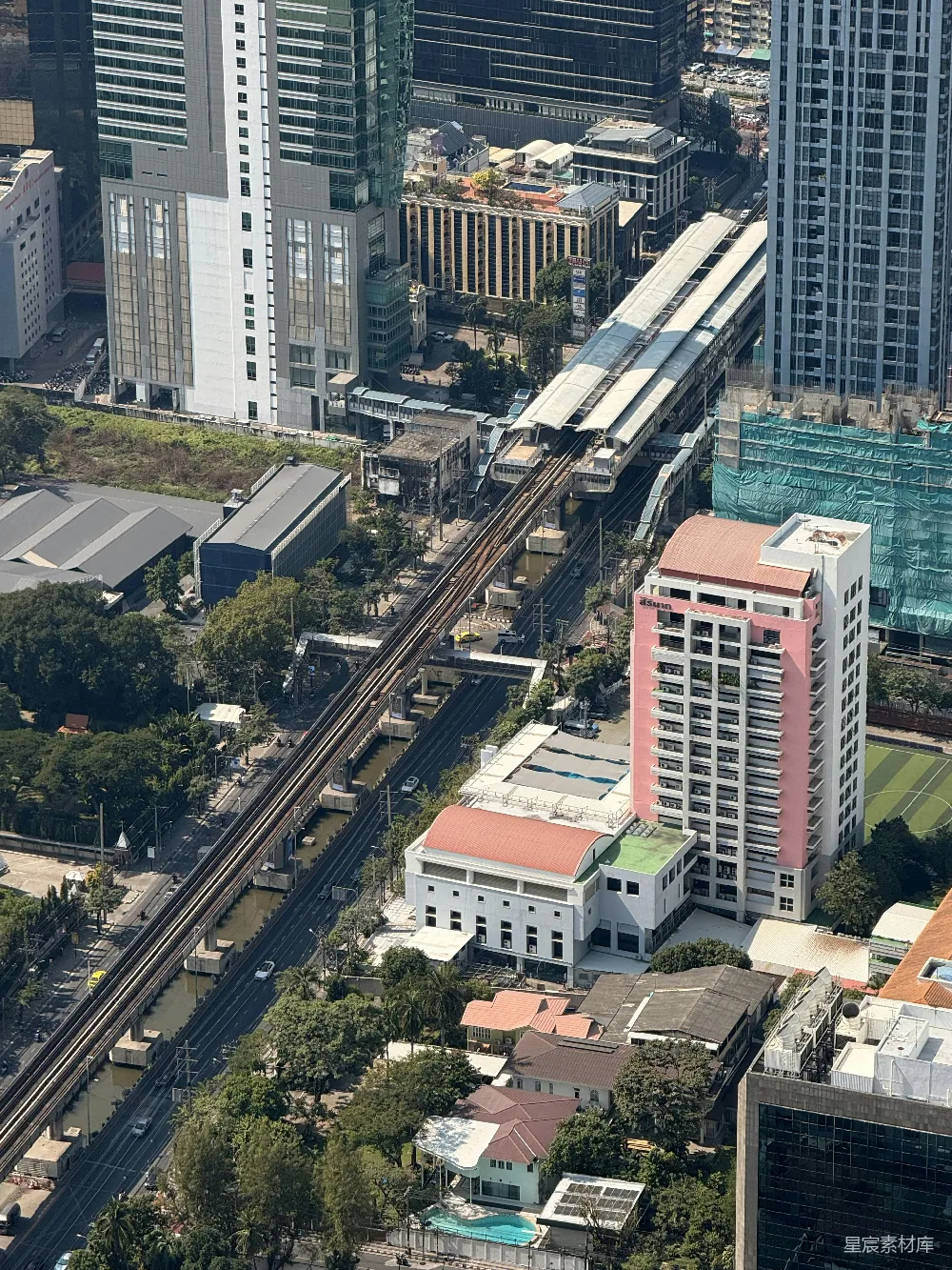 高清摄影  高架火车轨道贯穿密集的城市景观。