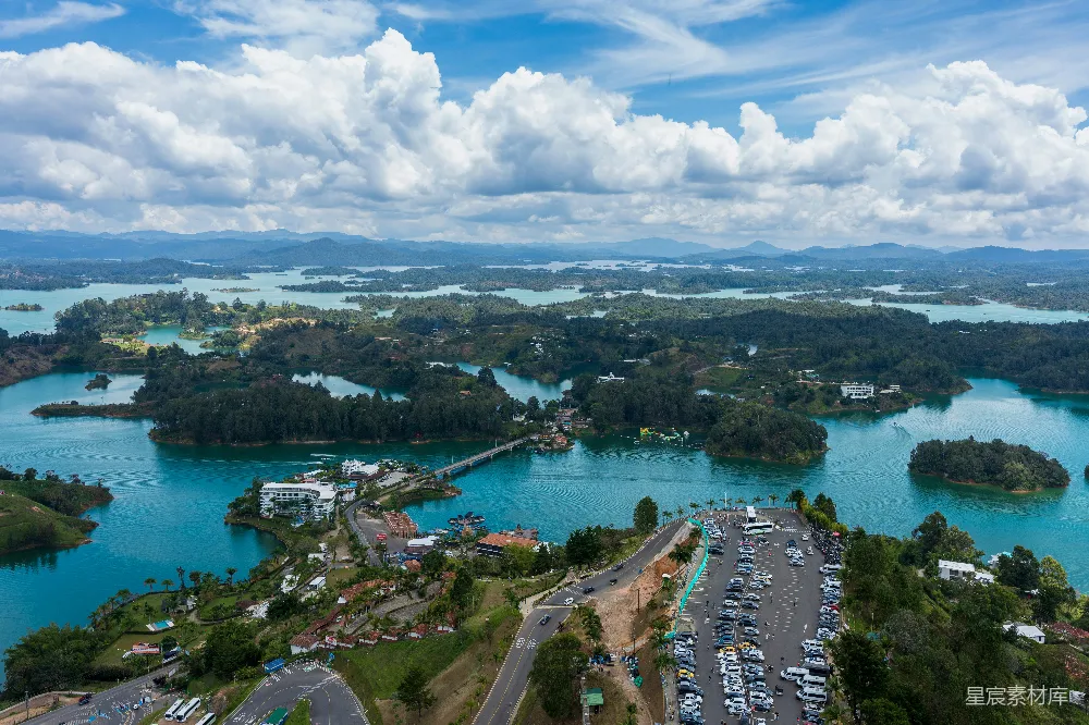 高清摄影 旅行 自然 壁纸 云层下的蓝绿色海水和绿色岛屿的俯瞰图。
