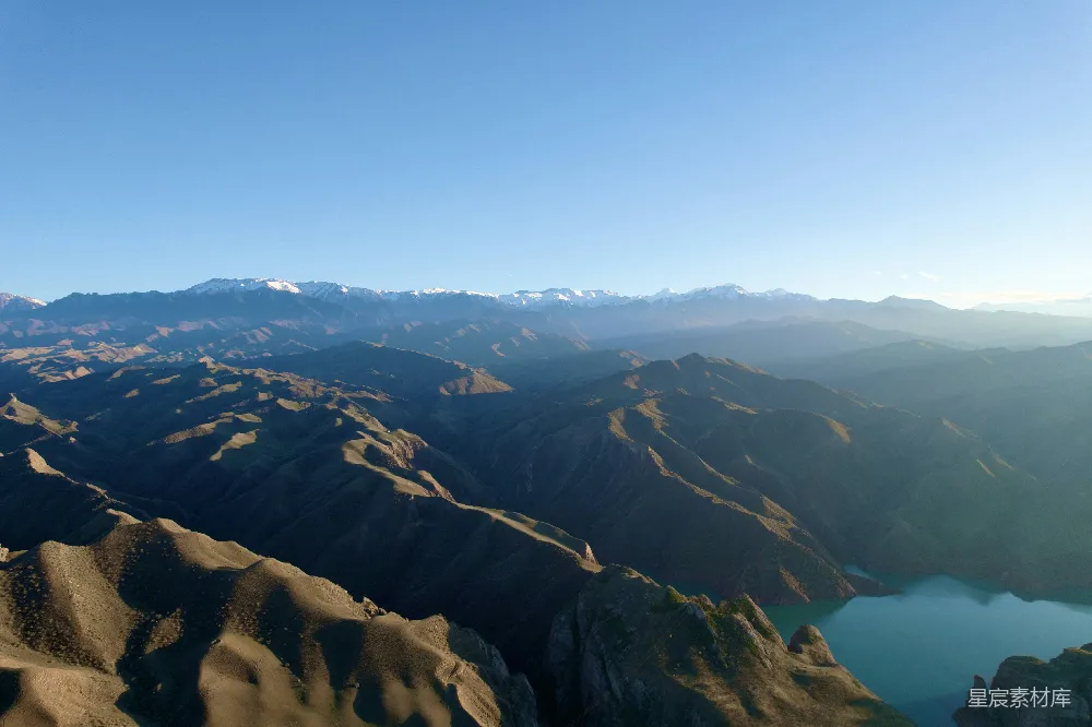 高清摄影  一幅山地远景图，前景中有一片湖泊。