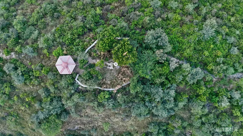 高清摄影  小六边形凉亭位于林间山坡上。