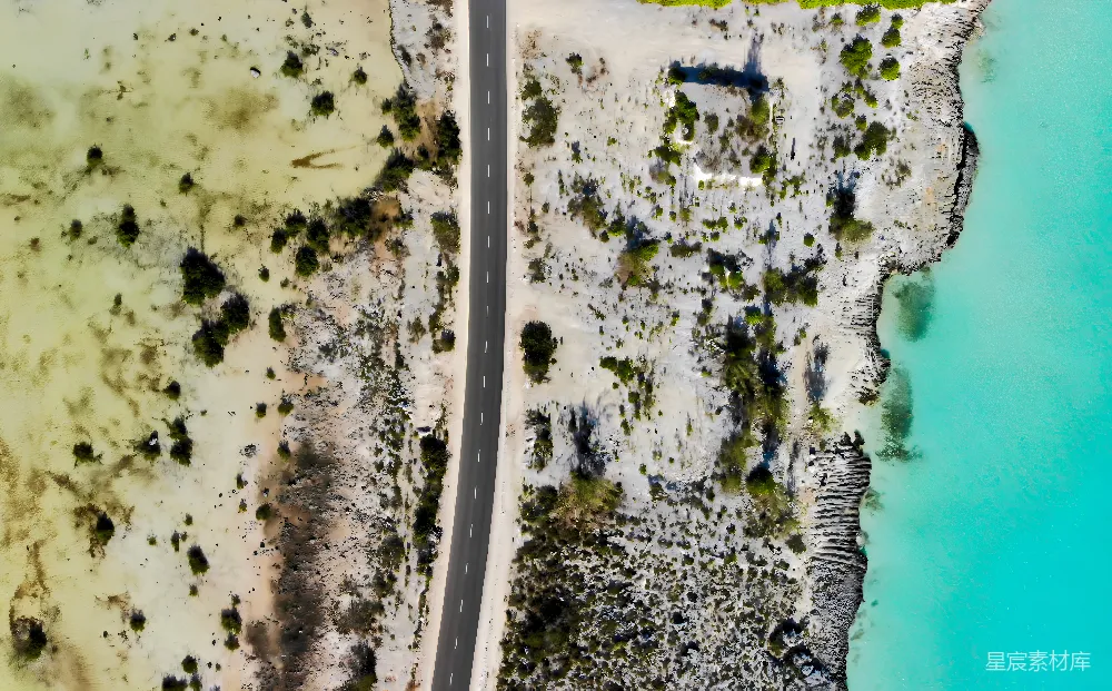高清摄影  一条道路沿着碧蓝的海水边界俯瞰。