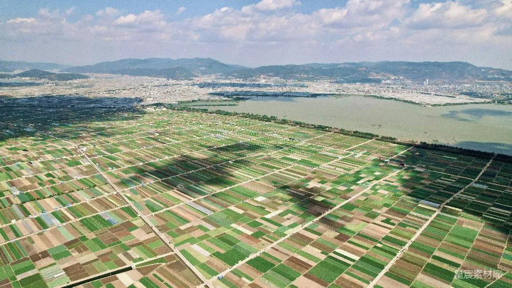 高清摄影  俯瞰农田和远处城市。