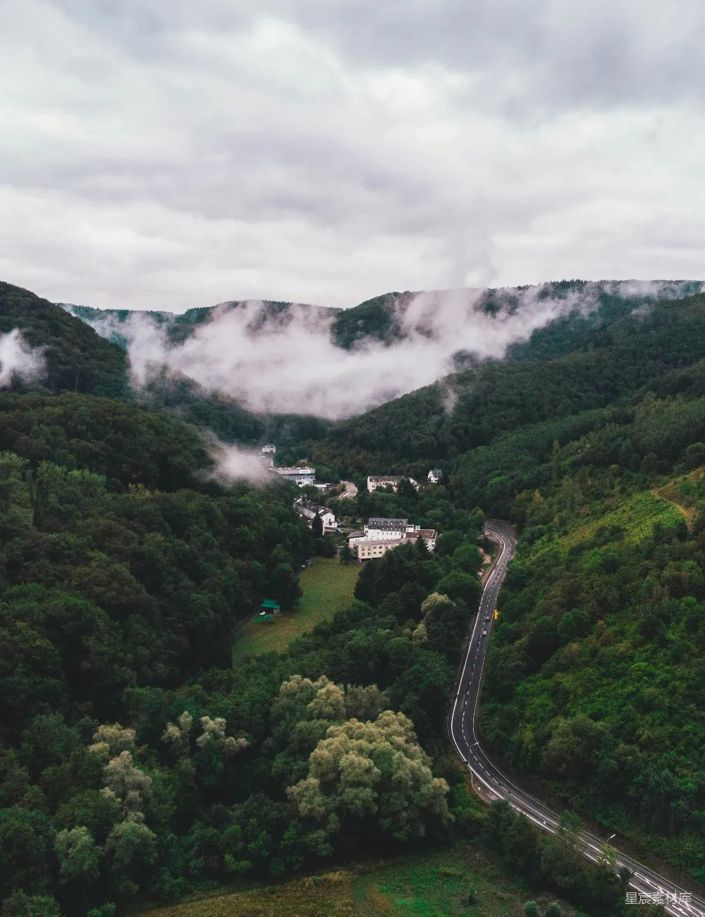 高清摄影  树木和山丘之间的道路