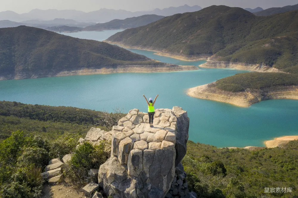 高清摄影 自然 白天蓝湖旁边灰色岩石山