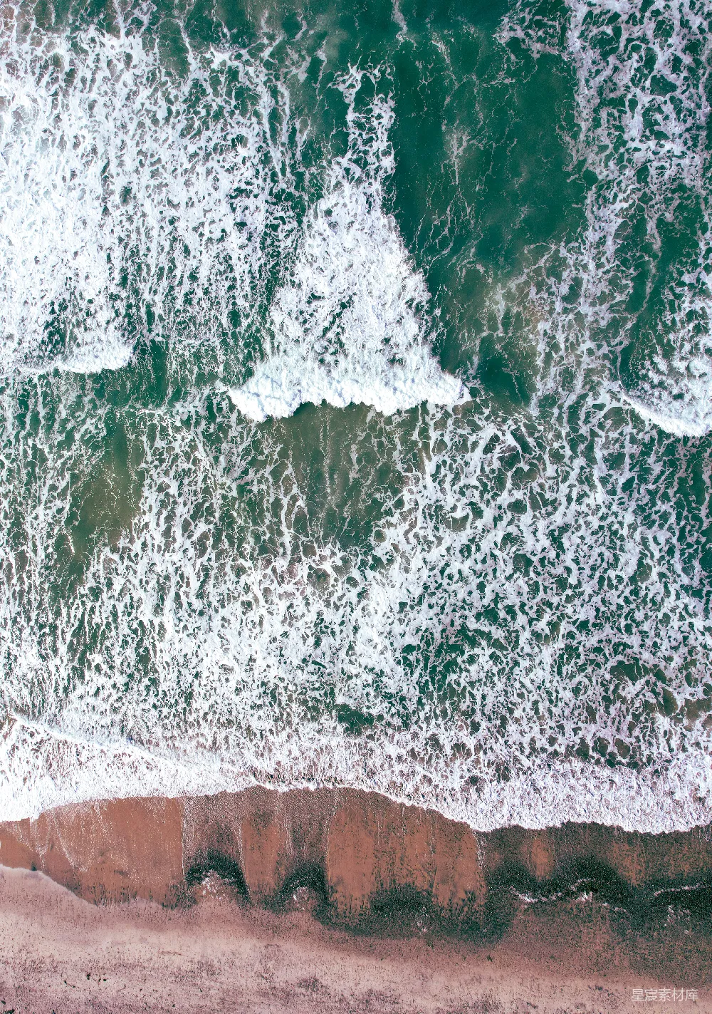 高清摄影 壁纸 海滩上的空中俯瞰，海浪拍打着岸边。