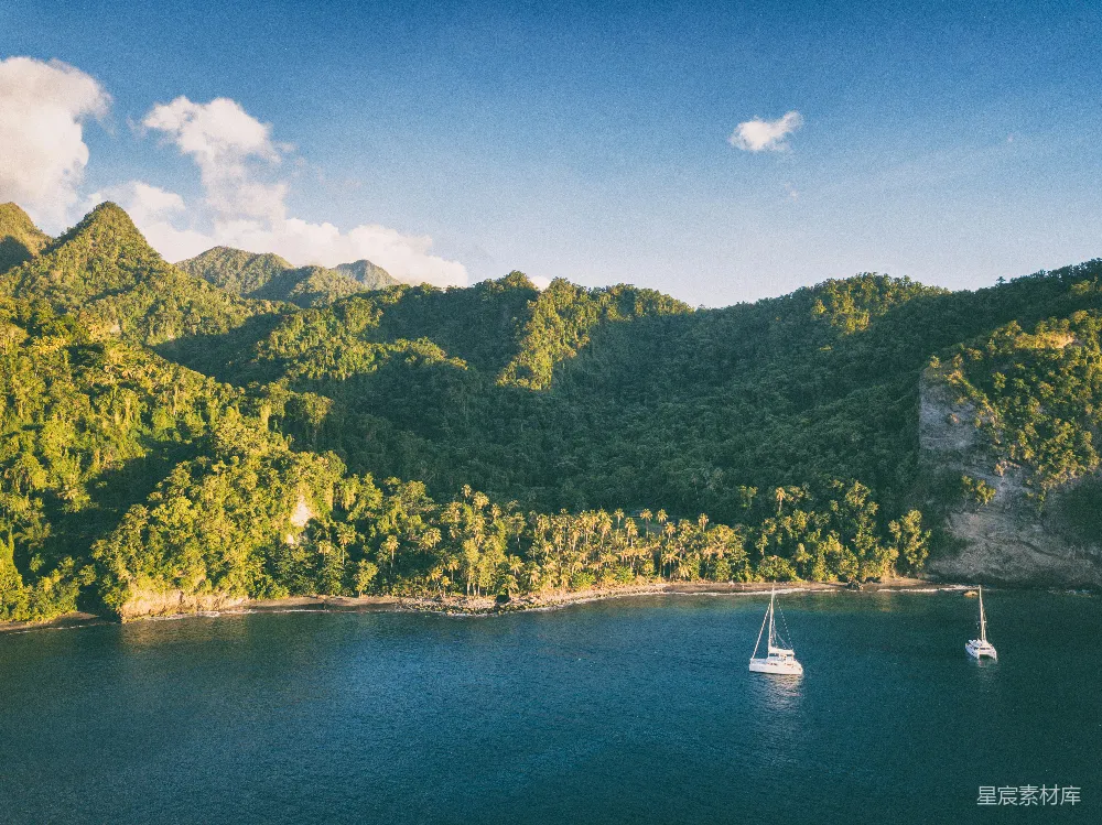 高清摄影 旅行 自然 几艘船漂浮在一片大水域上。