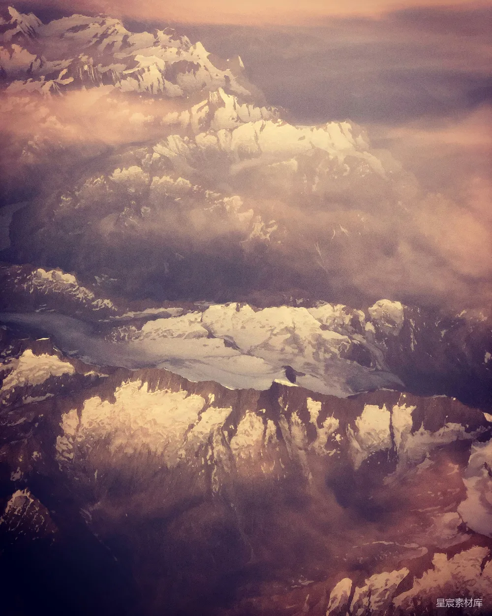 高清摄影  白天拍摄雪山连绵的空中摄影