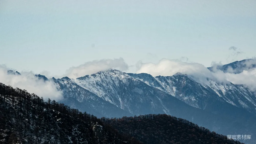 高清摄影  白天覆盖着雪的山