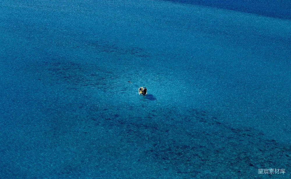 高清摄影  船在大海中央