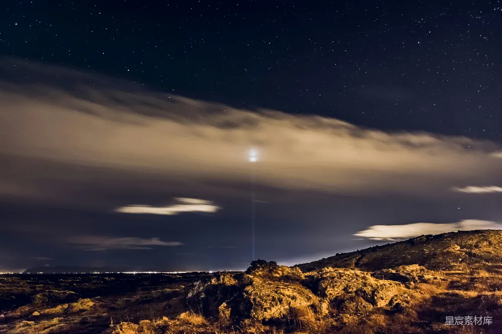 高清摄影  灰褐色的山丘在星空繁星点点的夜空中