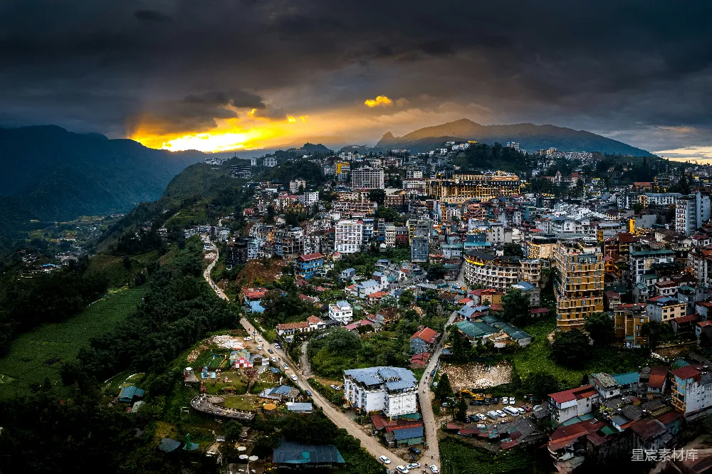 高清摄影  夕阳西下，城市坐落在群山之间。