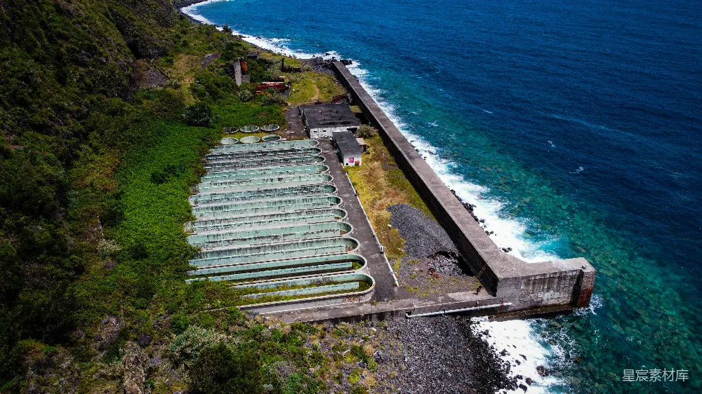 高清摄影  一座建筑物俯瞰着大海。