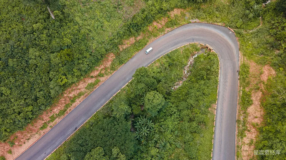 高清摄影  森林中间蜿蜒的公路航拍图
