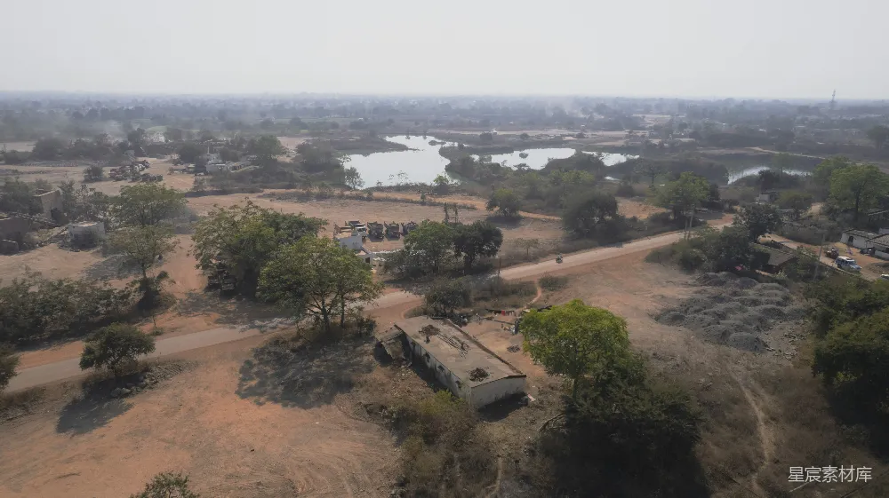 高清摄影  空中俯瞰一条土路和一个湖泊。