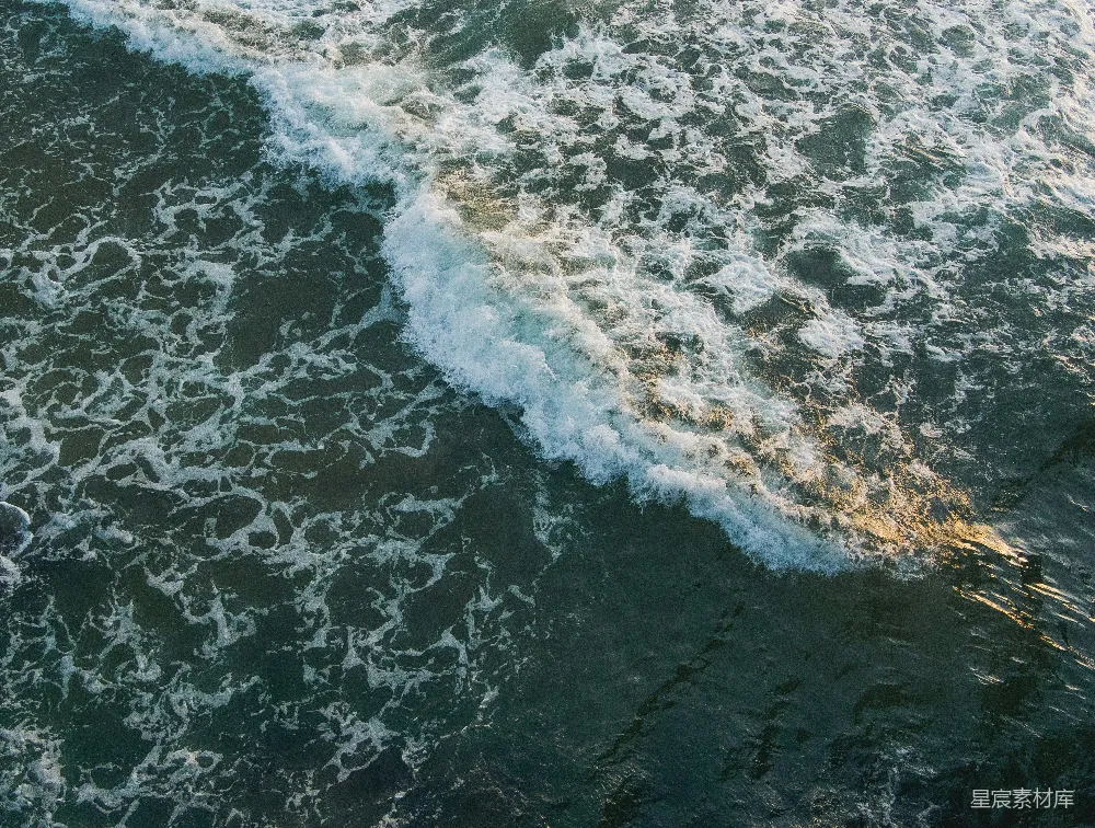高清摄影  白天海浪拍打着海岸