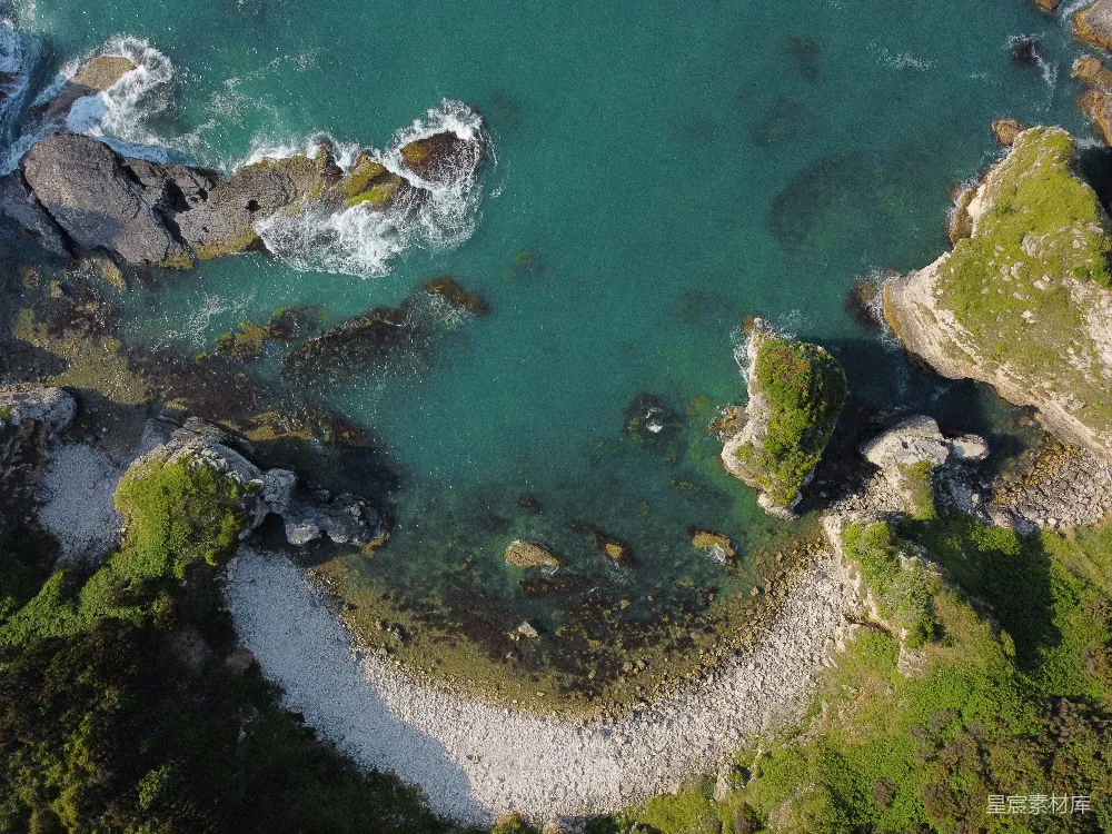 高清摄影  白天，水体附近绿棕色的土地俯瞰图