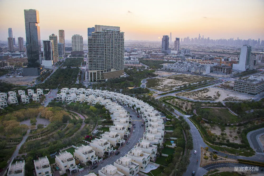 高清摄影  一座城市的空中俯瞰图，有许多高大的建筑。