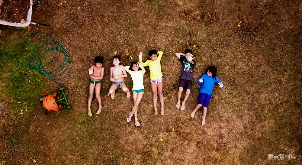 高清摄影  一群孩子在花园软管卷轴旁