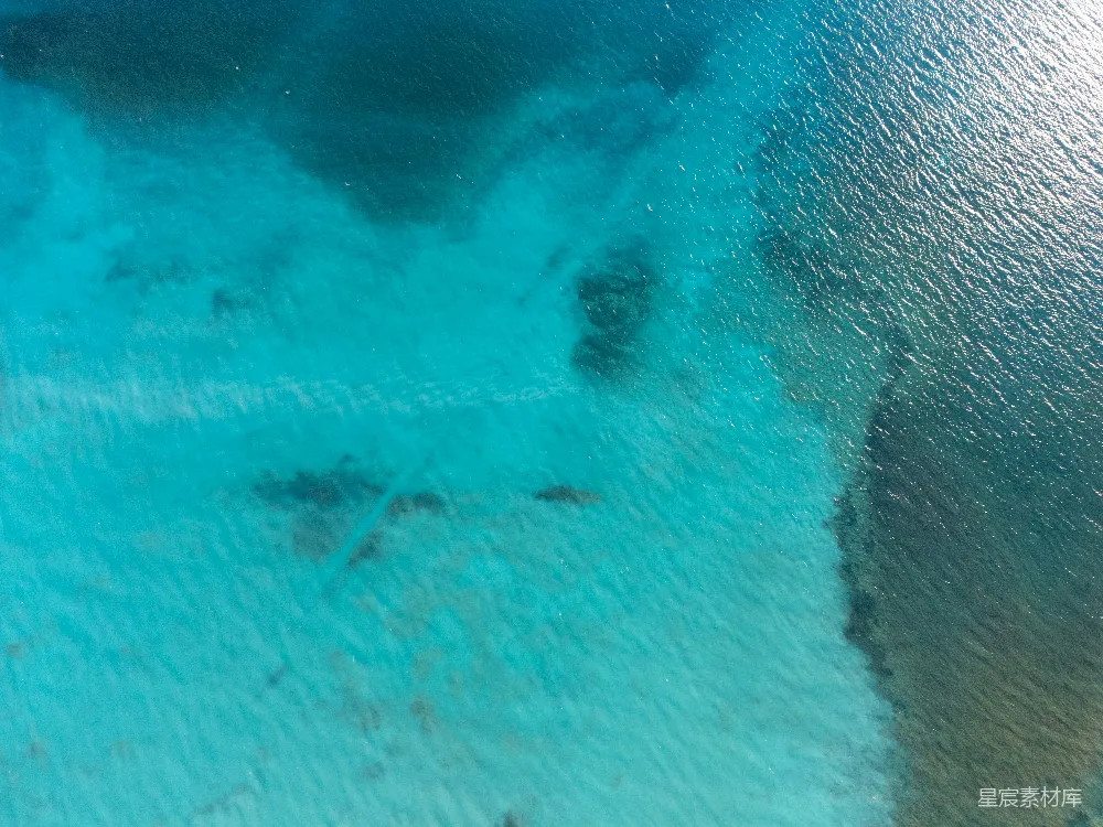 高清摄影  一个人在水中游泳
