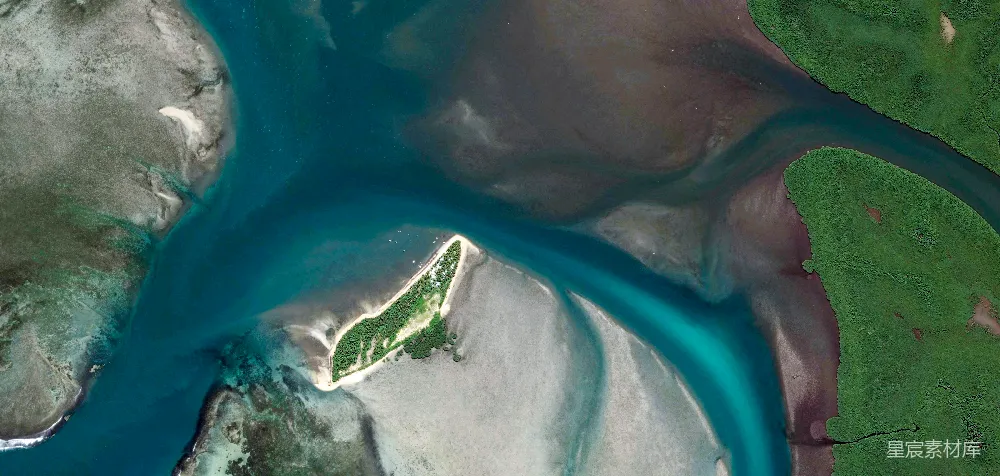 高清摄影  海上中央的绿色岛屿俯瞰图