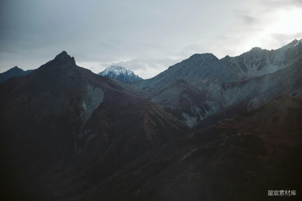 高清摄影  白天，黑白相间的山脉在白色天空下。