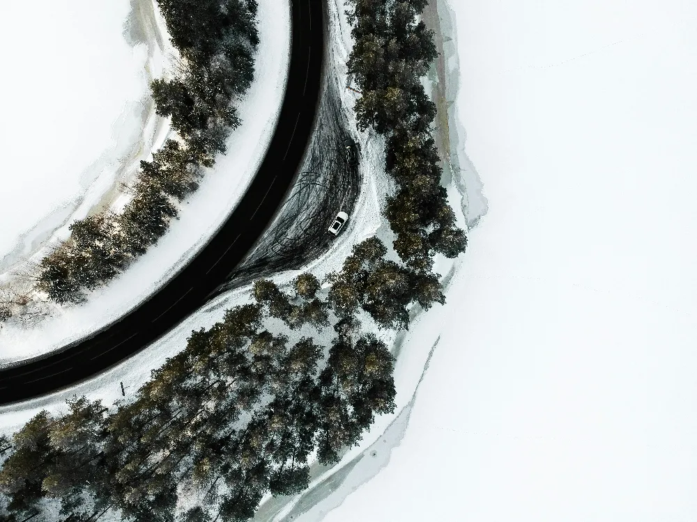 高清摄影  一条路旁有积雪。